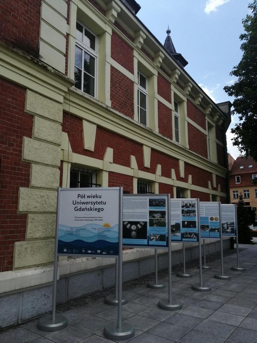 Plansze wystawy stoją przed Ratuszem w Starogardzie Gdańskim