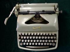 Zabytkowa maszyna do pisania. 