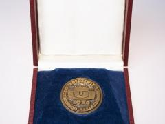 Medal założenia Uniwersytetu Gdańskiego. Okrągły medal w pudełku wyłożonym aksamitem.