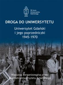 Plakat wystawy Droga do Uniwersytetu. Archiwalne zdjęcie studentów niosących meble do nowej siedziby Wyższej Szkoły Handlu Morskiego w Sopocie.