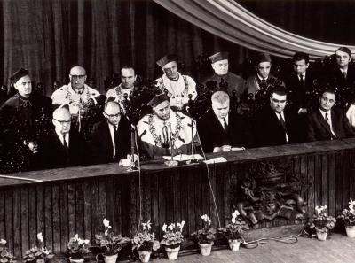 Rektor oraz dziekani Uniwersytetu Gdańskiego na scenie Teatru Wybrzeże podczas inauguracji pierwszego roku akademickiego 1970/1971.