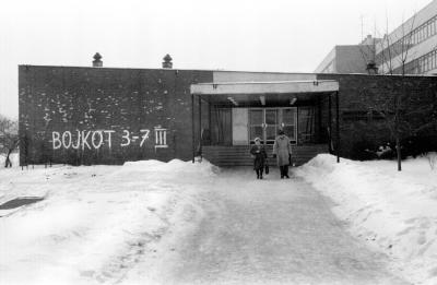 Wejście do budynku Wydziału Mat-fiz. Na elewacji farbą namalowany napis Bojkot 3-7 marca
