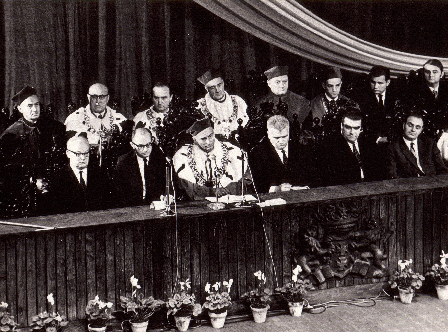 Rektor oraz dziekani Uniwersytetu Gdańskiego na scenie Teatru Wybrzeże podczas inauguracji pierwszego roku akademickiego 1970/1971